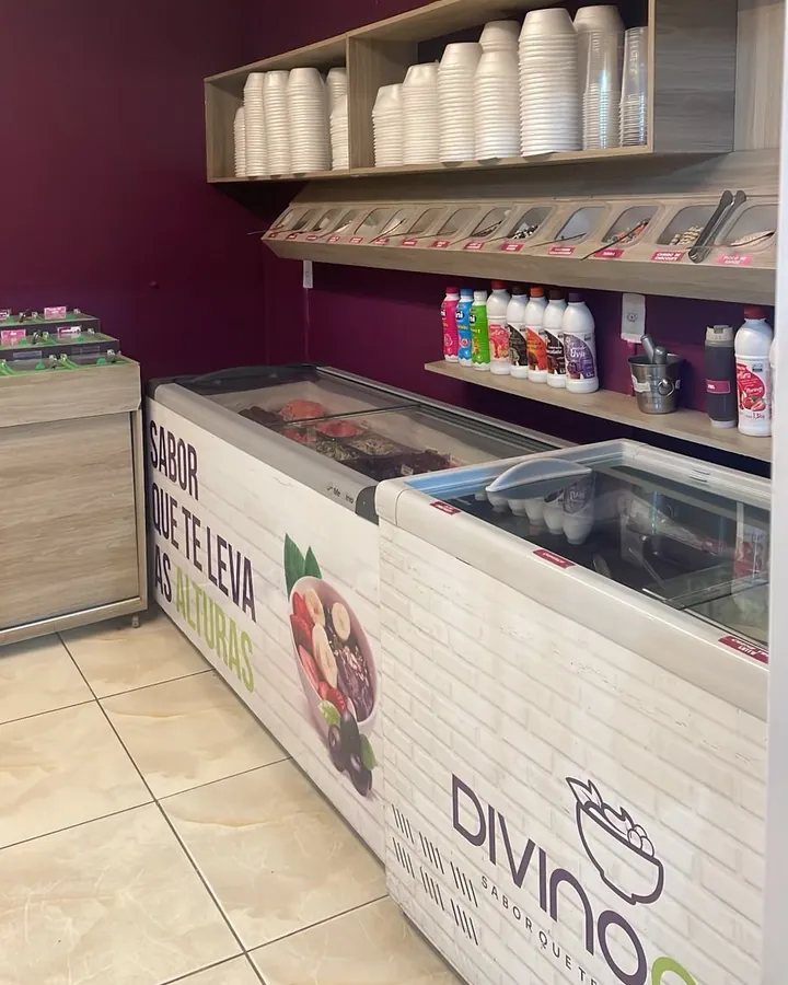 Balcão de complementos e freezers com a marca Divino Açaí, no Canindezinho